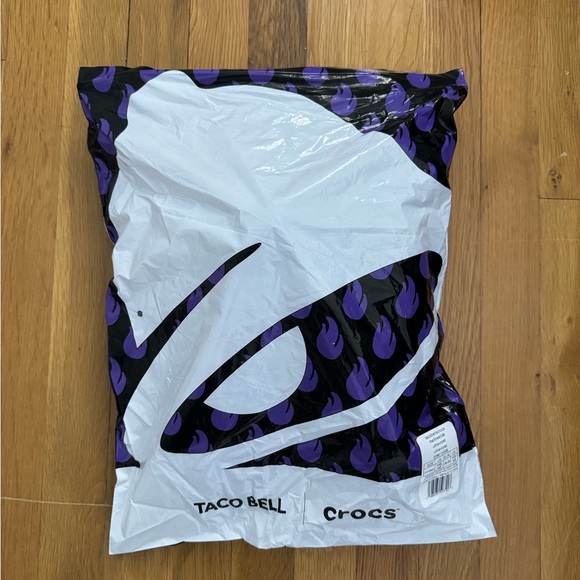 Taco Bell Crocs Brand New - Picture 4 of 7
